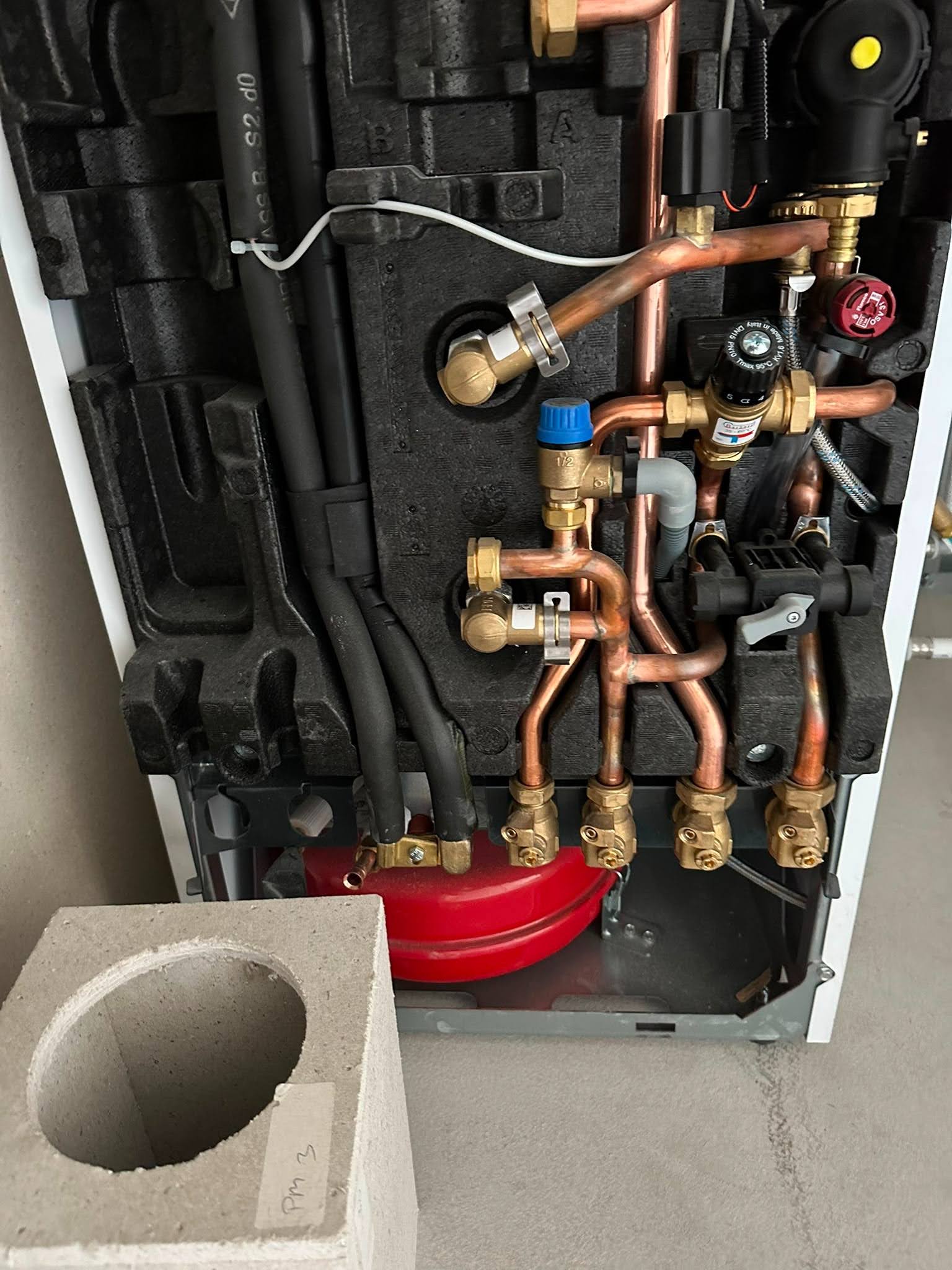Complete heat pump installation for a family home - professional selection, installation and commissioning